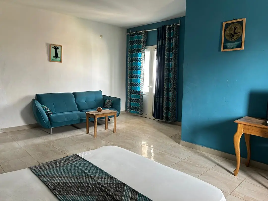 Chambre au mur bleu canard