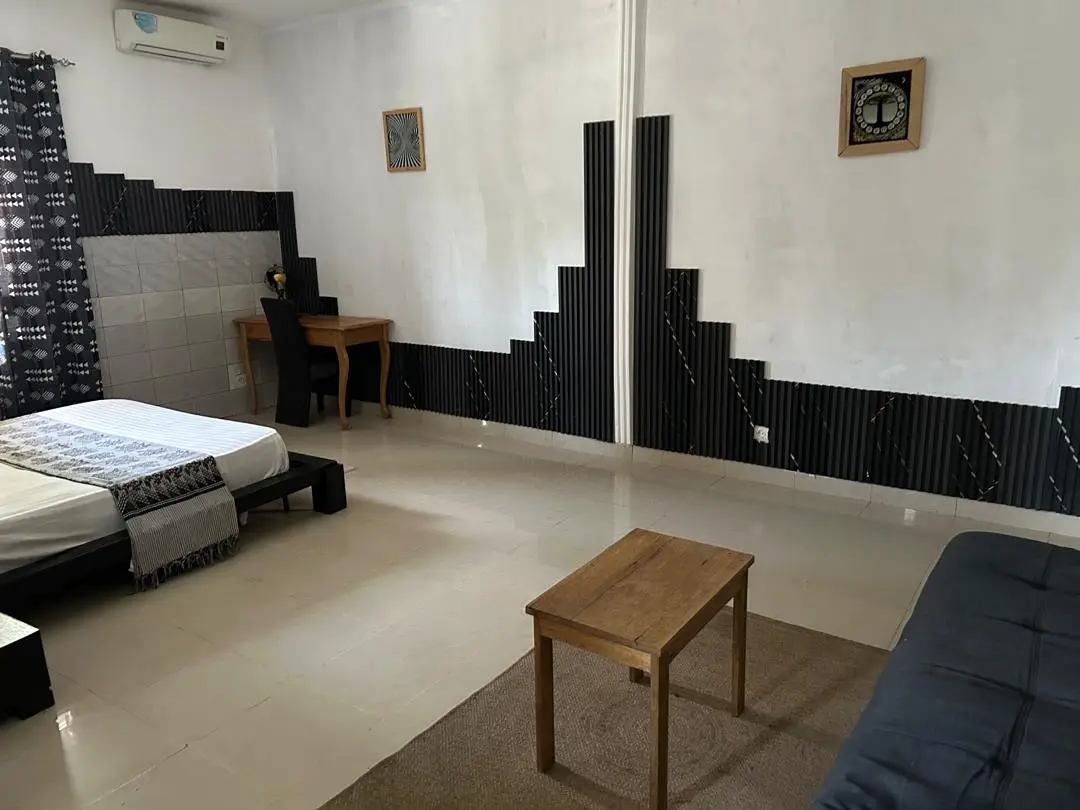 Grande chambre à la frise noire