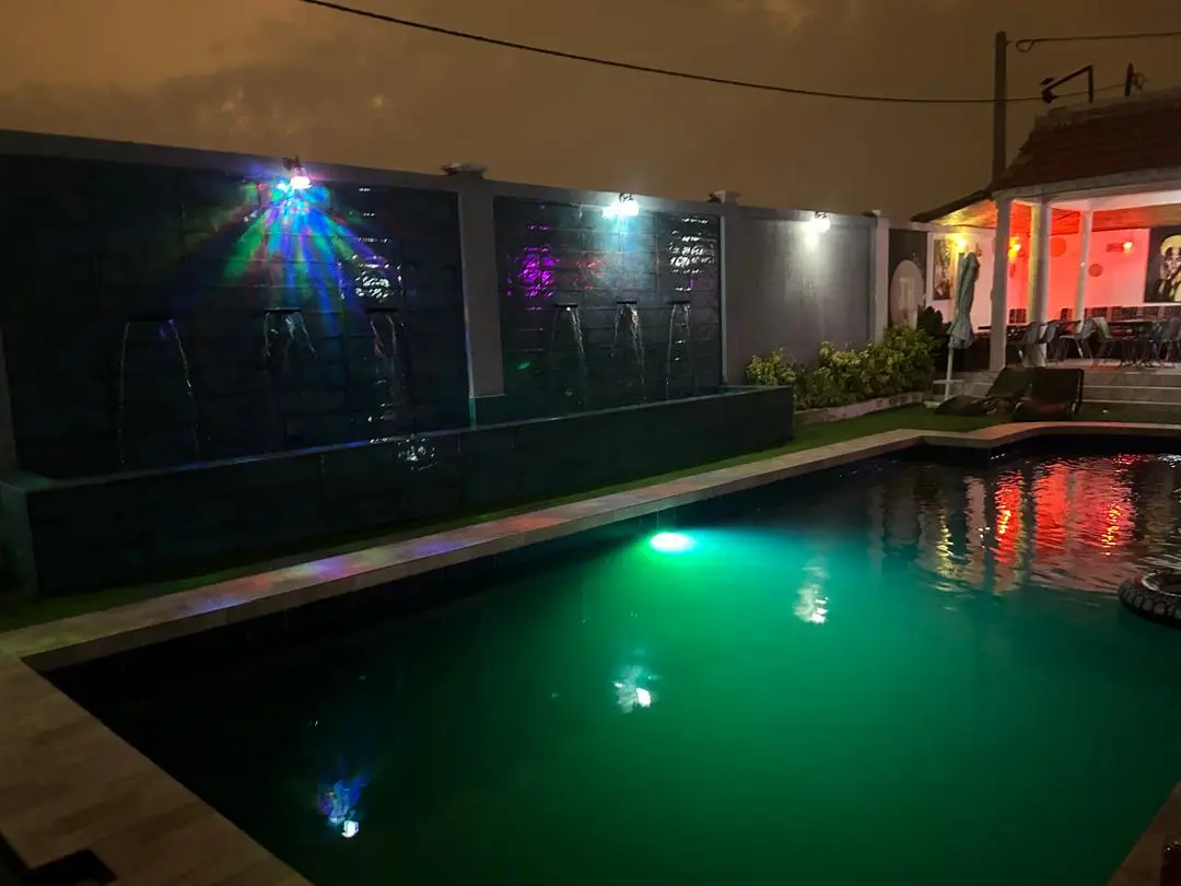 La piscine illuminée le soir